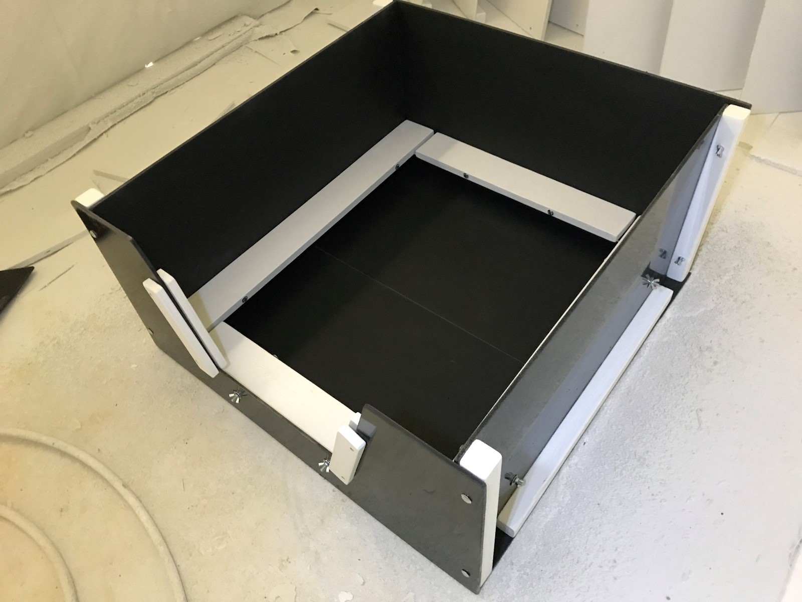 HEAVY DUTY PLASTIC,Whelping Box, XL,Xlarge 5′ x 4′ w/FLOOR+RAILS Dog,Puppy,Pen